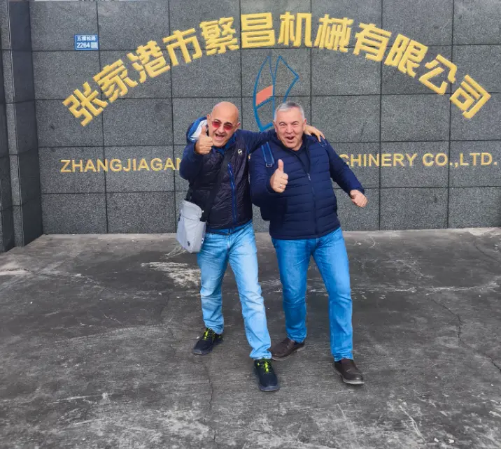 2025-ben az olasz LAMPLAST SRL cég két darab SRLW-1300/5000 teljesen automata hideg-meleg vegyes egységet vásárolt cégünktől.